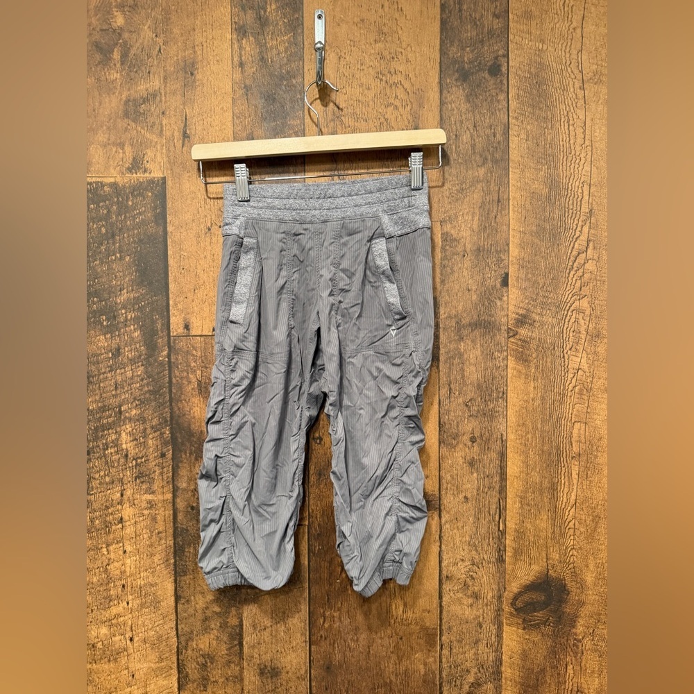 Ivivva by lululemon grey crops studio size 8 EUC